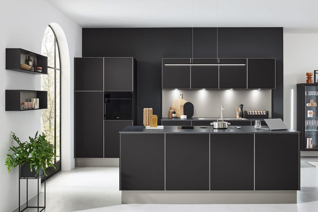 Ballerina-Designkueche-Schwarz-matt 7 Ideen für große Küchen