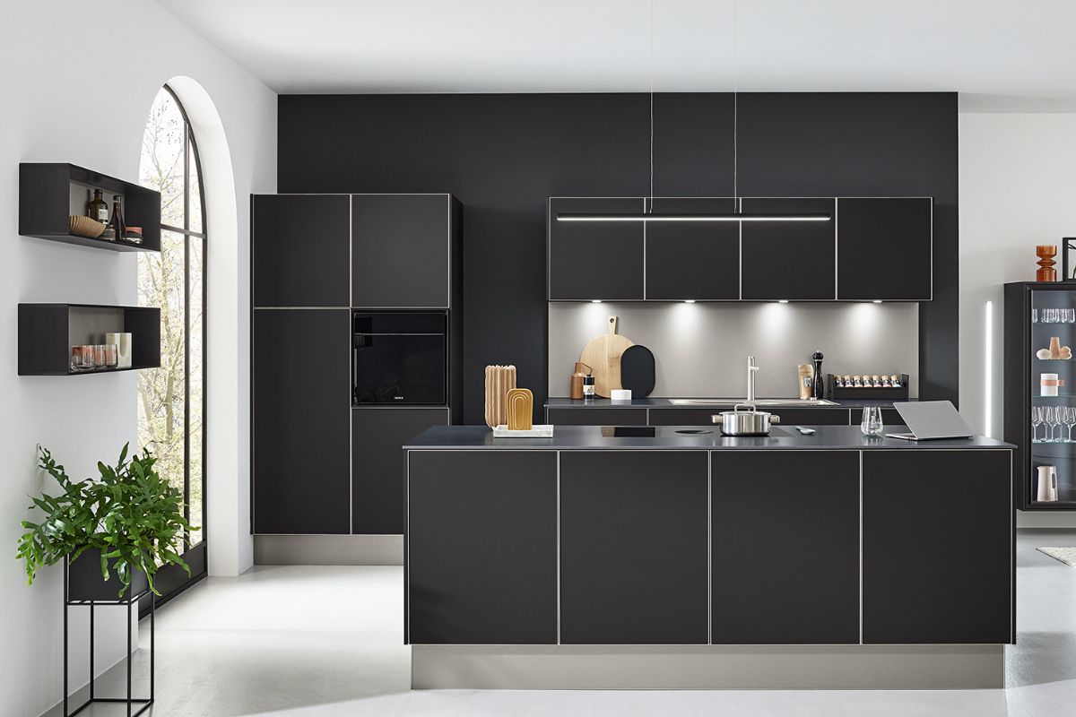Ballerina-Designkueche-Schwarz-matt 7 Ideen für große Küchen