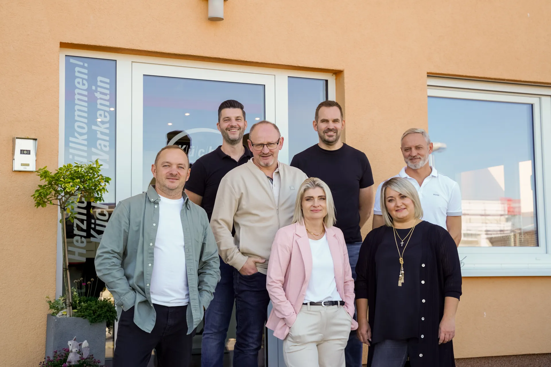 küchen-warkentin_teamfoto eingang willkommen schaufenster